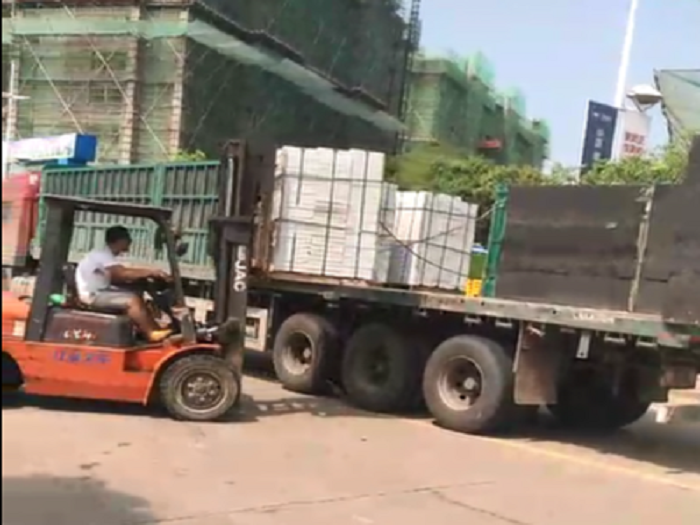 工程现场下货中